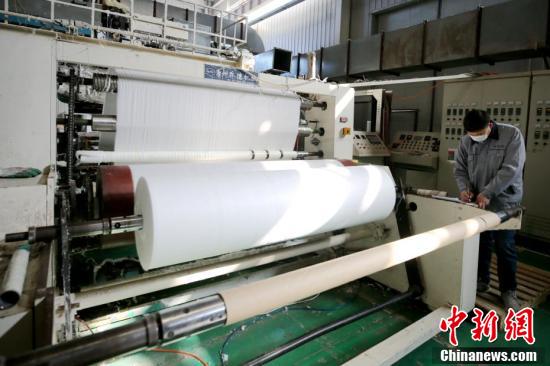 河北熔喷布工厂高效运转，日产原料可满足250万只口罩需求